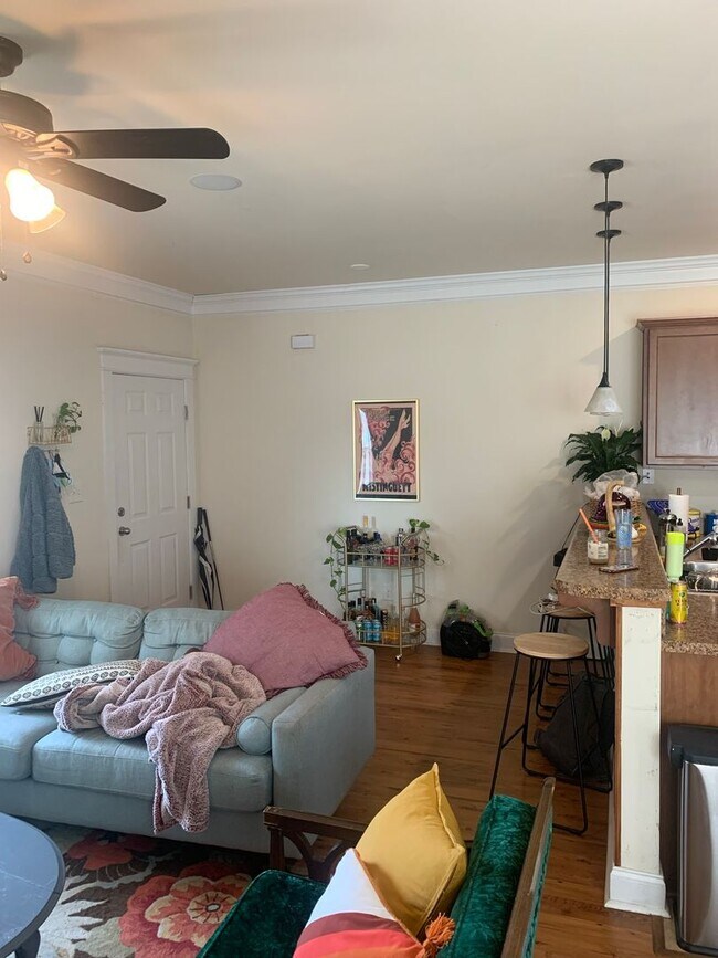 Building Photo - Cute 4 Bedroom Near Downtown for Pre-Lease