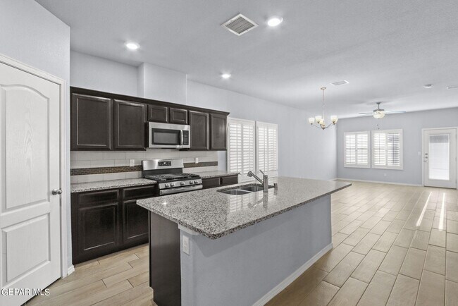 Building Photo - 1021 Ultrastar Pl