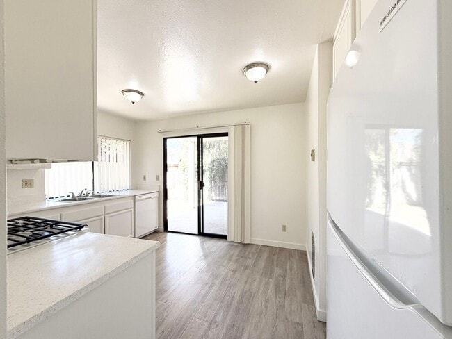 Building Photo - Large Lower Unit w/ Fenced Backyard!