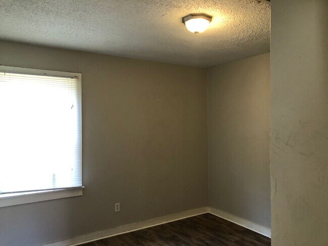 Building Photo - Section 8/Housing Voucher Accepted*