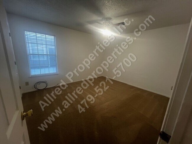 Building Photo - 2 Bedroom 1.5 bath in FAYETTEVILLE. LAWN C...