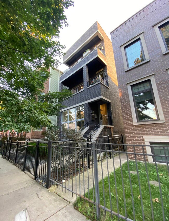 Building Photo - 2712 N Artesian Ave