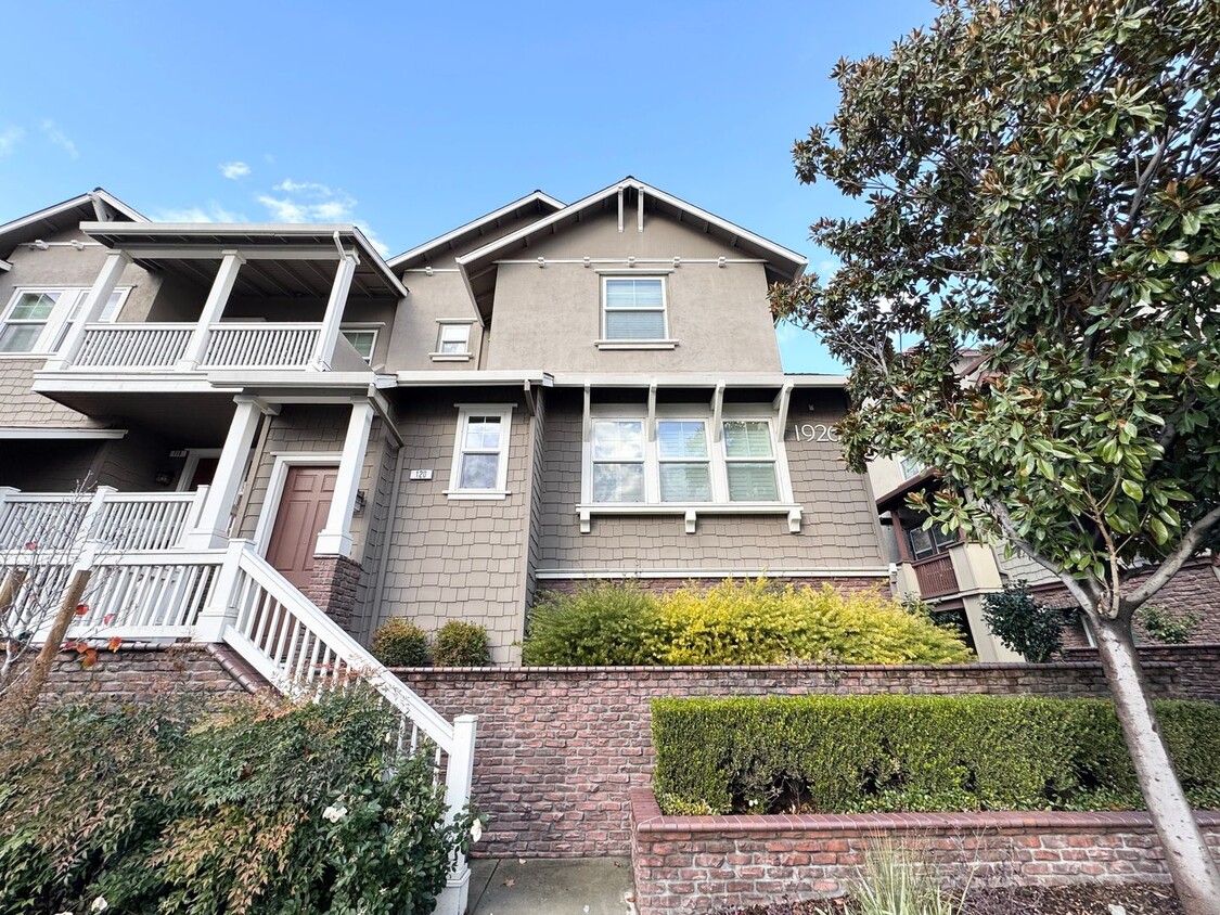 Foto principal - Downtown Livermore Elegant Condo with many...