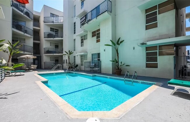 Foto del edificio - 5350 White Oak Ave