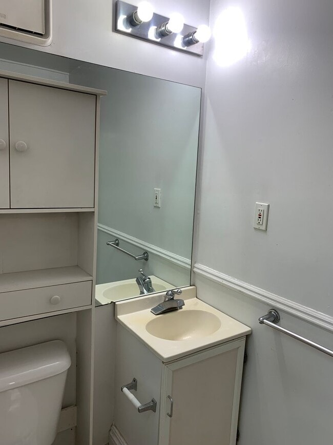 Building Photo - Royal Oak Triplex - Washington