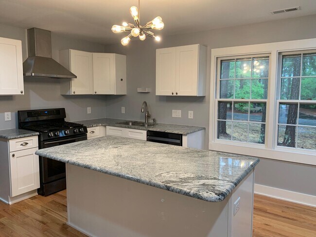 Building Photo - 2114 Pinewood Terrace