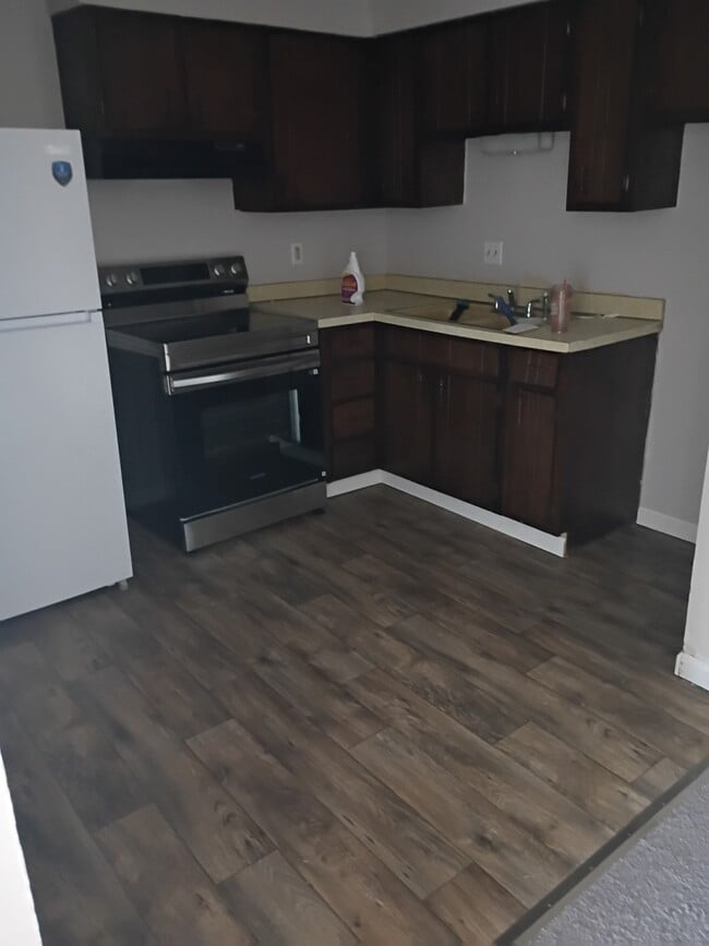 Kitchen - 217 Hooton Blvd