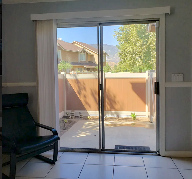 Foto del edificio - Beautiful 3 BD, 2BA Townhome Near Cal Stat...