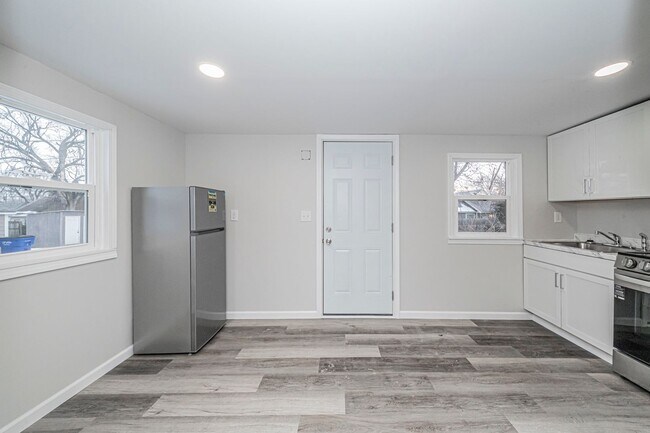 Foto del edificio - Please View 3D Virtual Walk-Through Before Scheduling a Showing