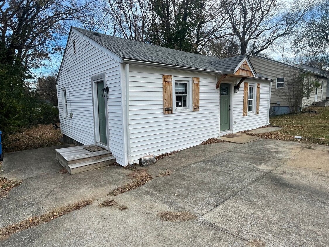 Building Photo - 2 Bedroom Pet Friendly Home For Rent Near Madison Street!