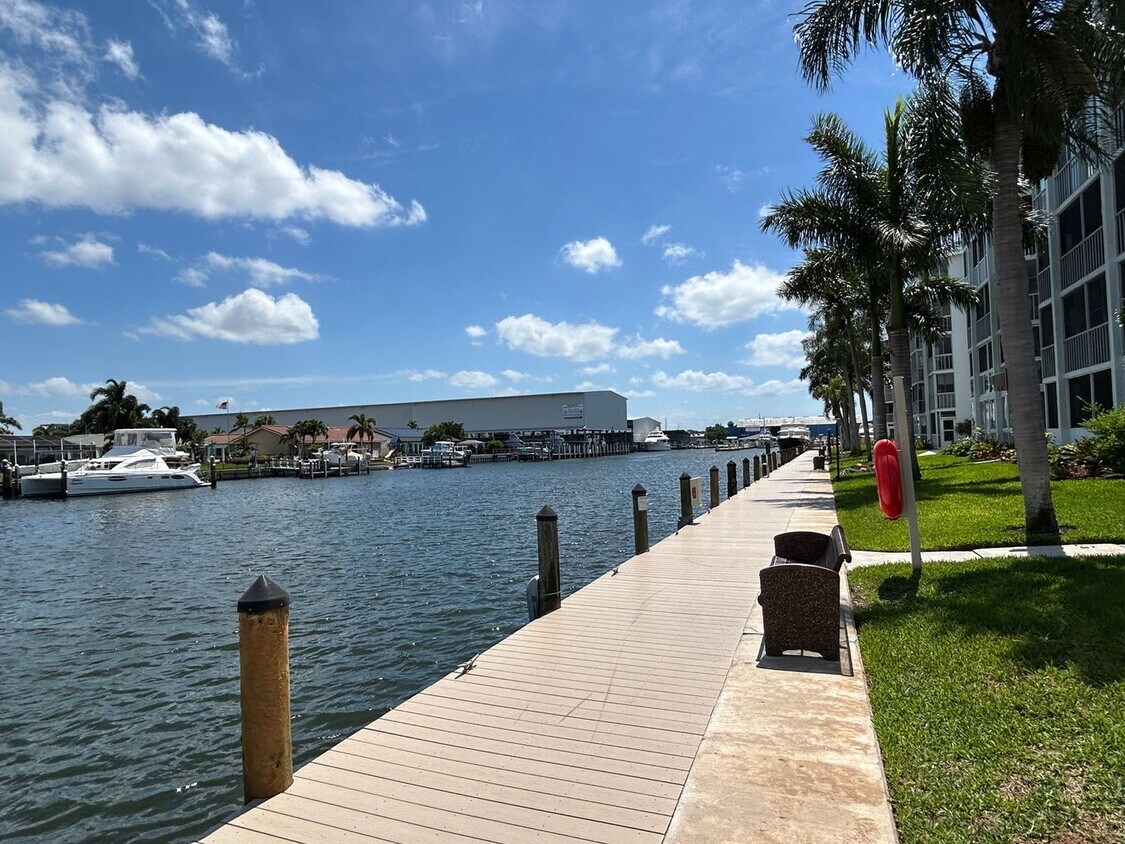 Primary Photo - Updated 1 Bed/1.5 Bath Near the Beach! Gre...