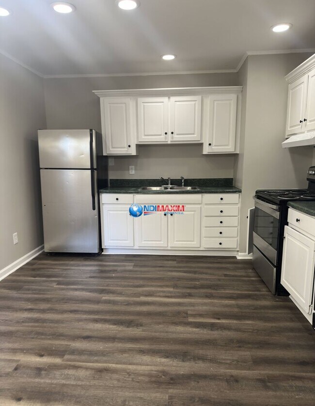 Foto del edificio - Renovated 4-sided brick ranch in Tucker