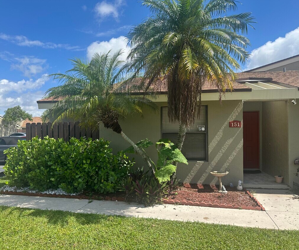 Foto principal - 151 Meadows Dr