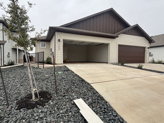 Building Photo - Want luxury living in the Far West ...Look no further...Amanda Park is it