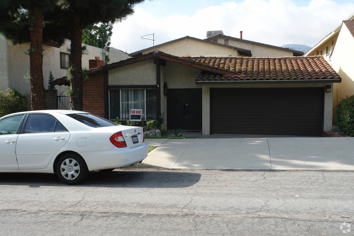 Building Photo - 3226 Fairesta Ave