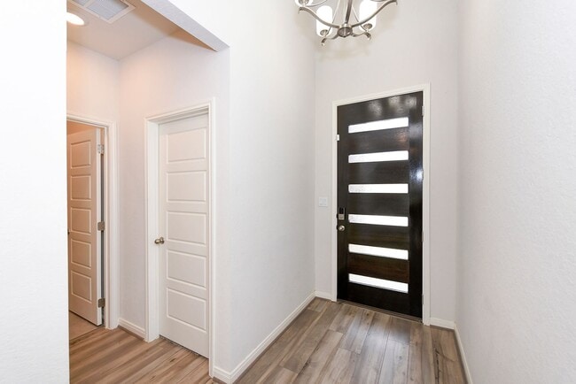 Building Photo - Nestled in the highly sought-after Scenic ...