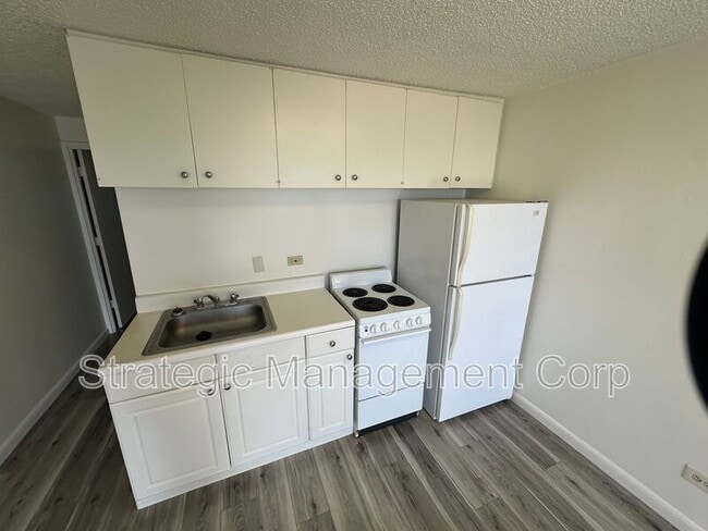 Building Photo - 1301 Lusitana St