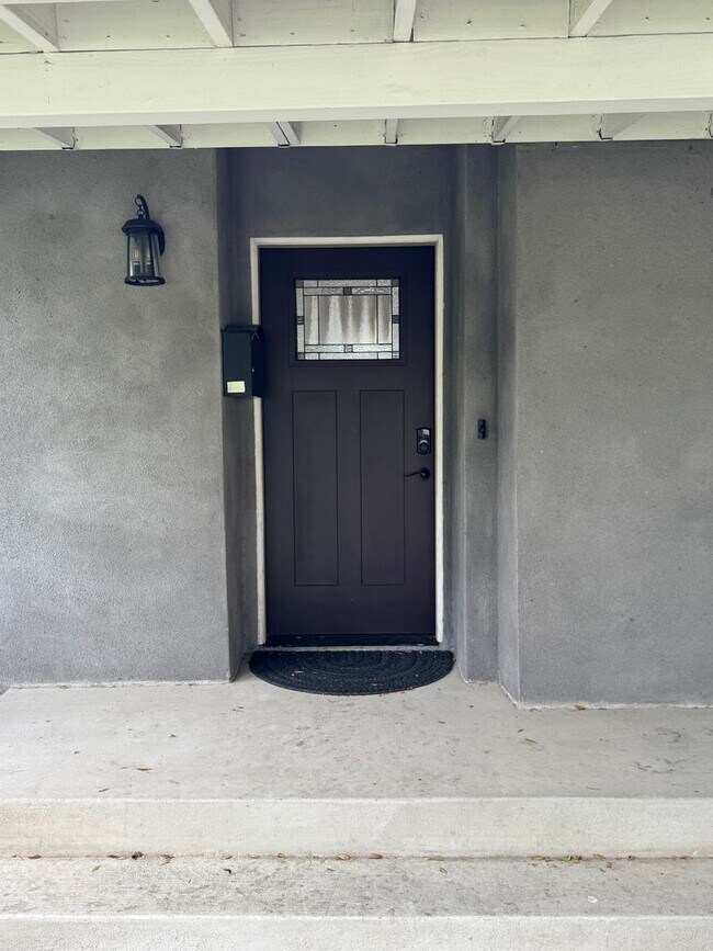 Foto del edificio - Beautiful 3 bedroom 2 bath Pool Home...  this one is a SHOW STOPPER