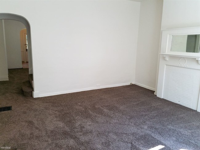 Building Photo - 2 br, 1 bath Townhome - 8 Edith Place