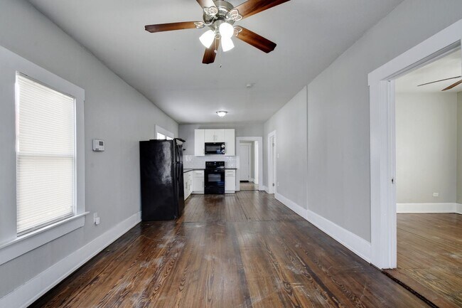Building Photo - 1314 N Sabinas St