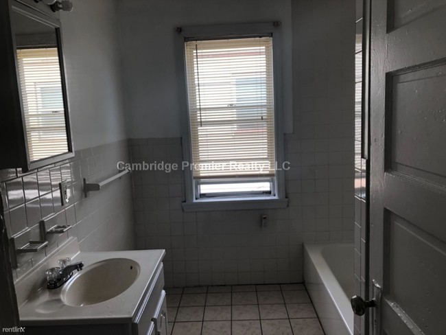 Building Photo - 3 br, 1 bath Apartment - 43 Pearson Ave