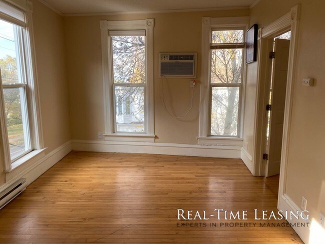 Building Photo - 1BA LOCATED IN ST PAUL AVAILABLE NOW