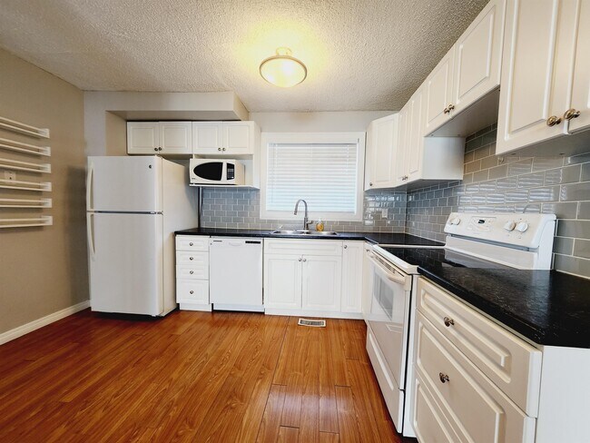 Photo du bâtiment - 5555-144A 144a Ave NW