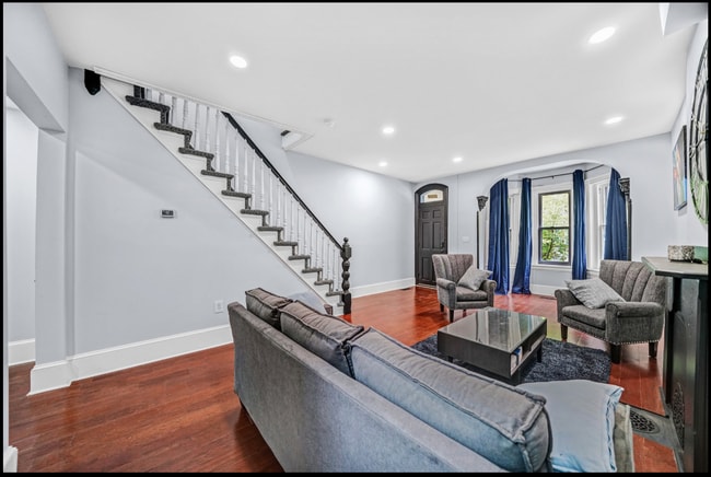 Building Photo - For rent in the Trinity Vicinity, Wilmingt...