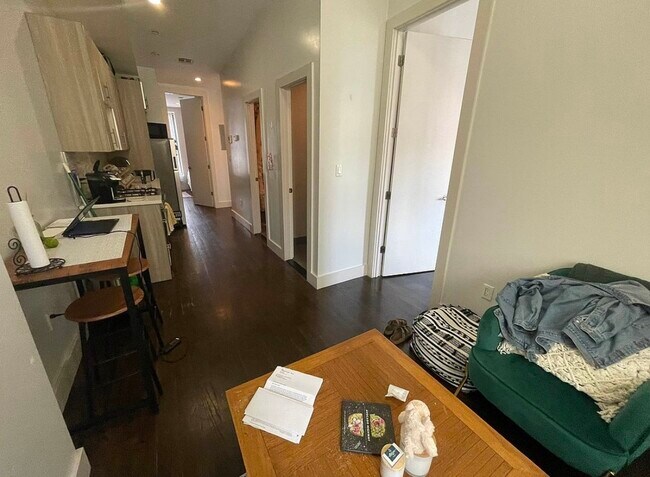 Foto del edificio - 704 DeKalb Ave