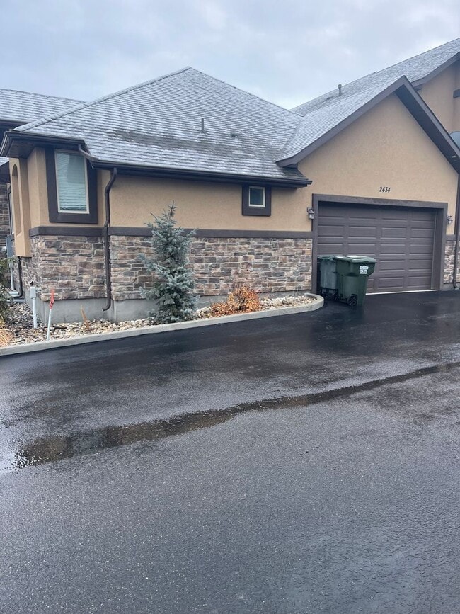 Building Photo - Beautiful Townhome