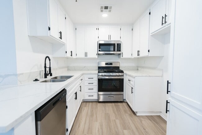 Interior Photo - 315 South Virgil Ave