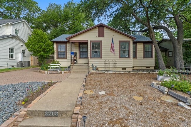 Building Photo - 3206 Kerbey Ln