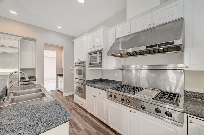 Foto del edificio - 8070 Lands End Ave