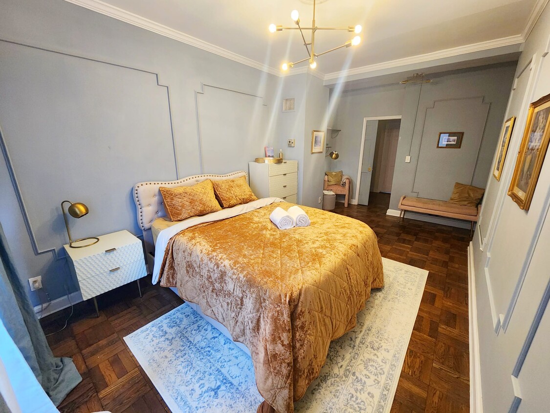 Over-sized bedroom w/ walk-in Martha Stewart closet. - 2515 K St NW
