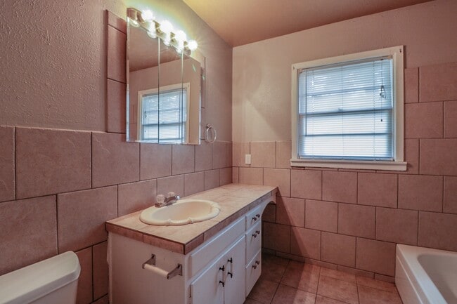 Building Photo - Cute 2-Bedroom near 19th & Quaker!