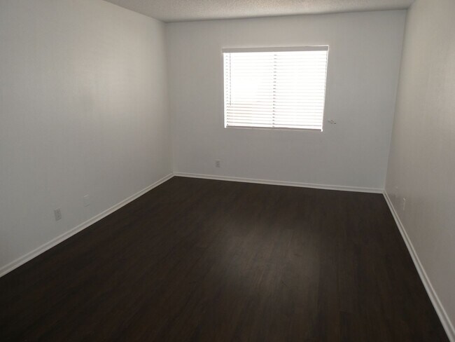 Building Photo - 2 Bedrooms Apartment for Rent in Los Angeles!