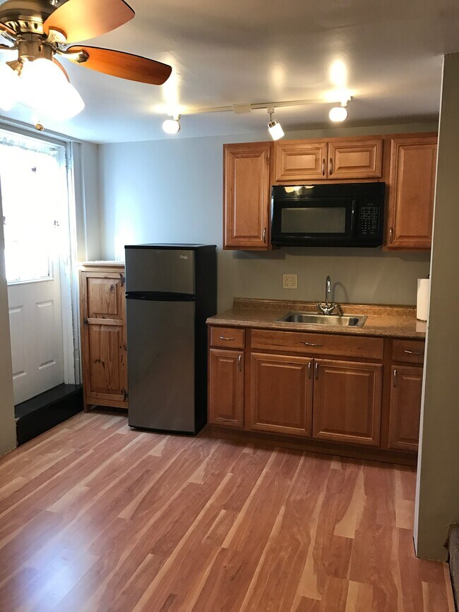 Kitchen - 1647 Radcliff Ave