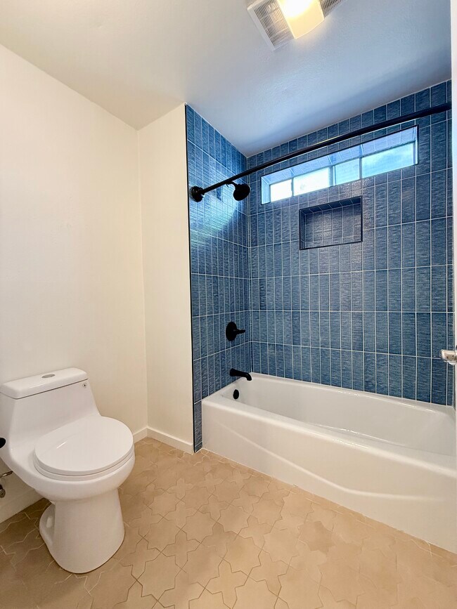 Baño de la unidad 111 - Remodelado - Mansfield Terrace Apartments