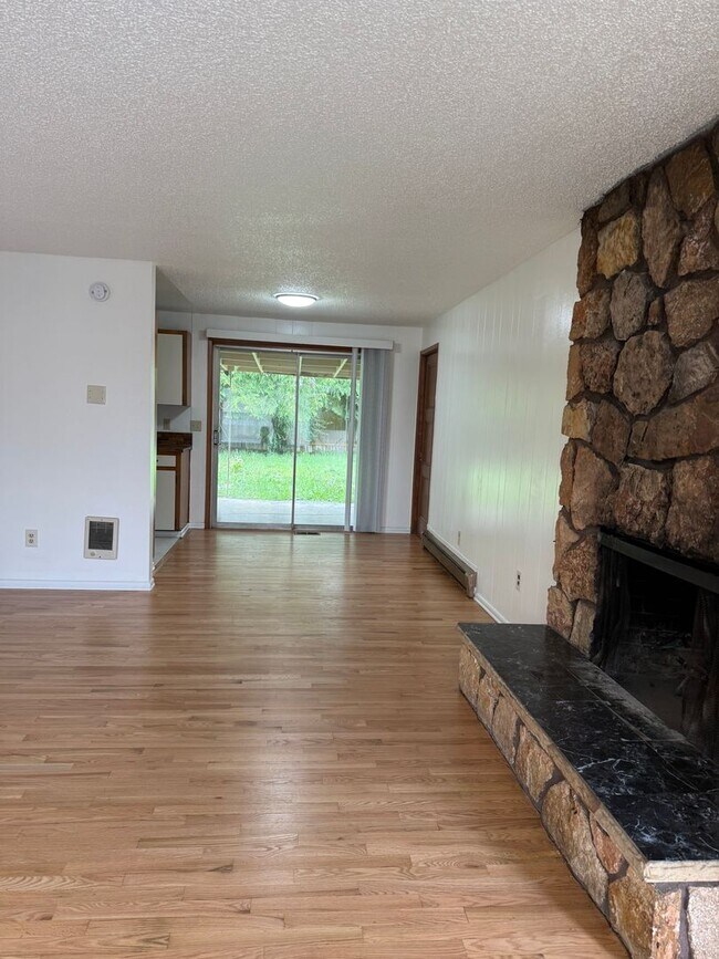 Building Photo - Great location in Milwaukie, OR! 3 bedroom 1 bath home with a large yard!