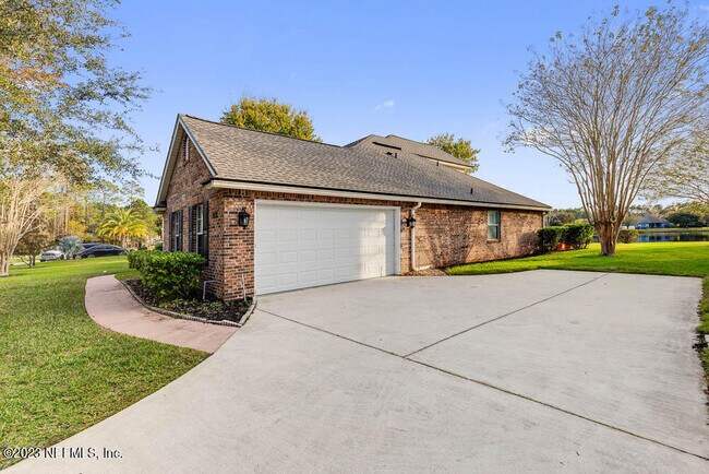 Building Photo - 813 W American Eagle Dr