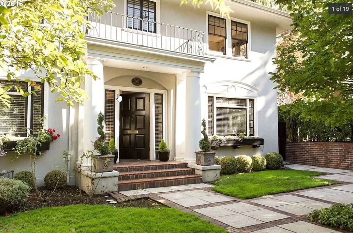 Foto principal - Stunning West Hills 5 bedroom Home with st...