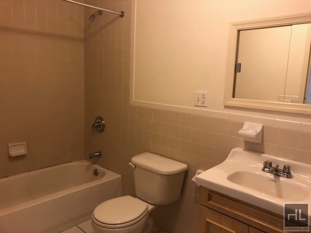 Building Photo - Beautiful 2 Bedrooms in the Heart of Astoria
