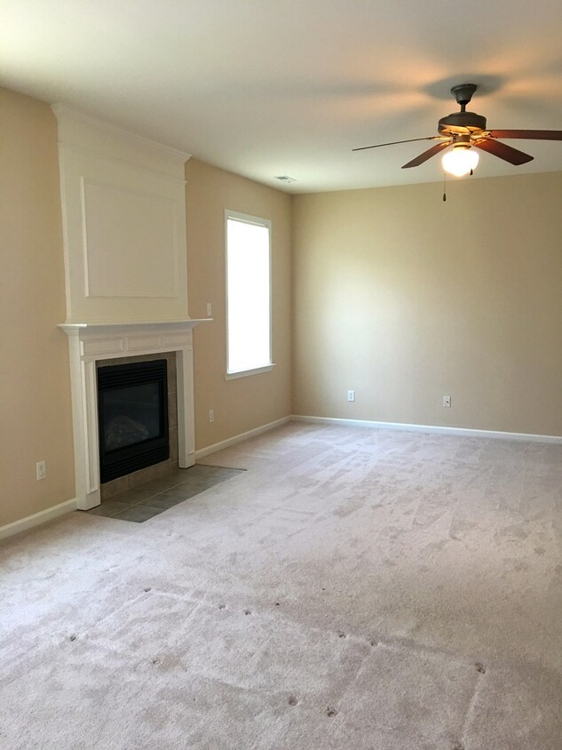 Primary Photo - Lovely 4 bedroom/2.5 bath Home