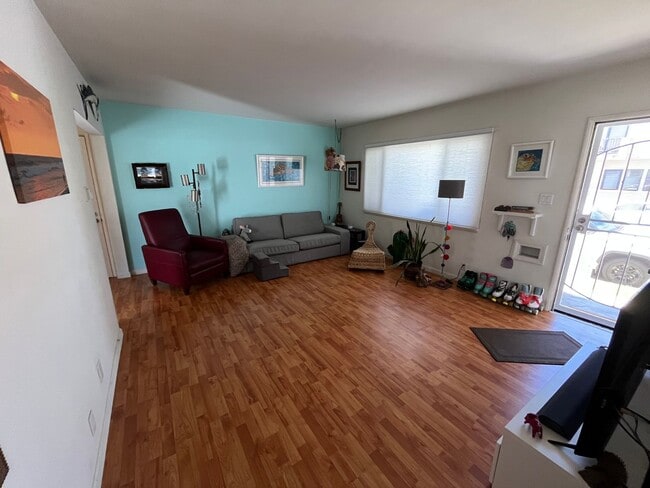 Building Photo - 2 bedroom- Located only 6 blocks to the be...