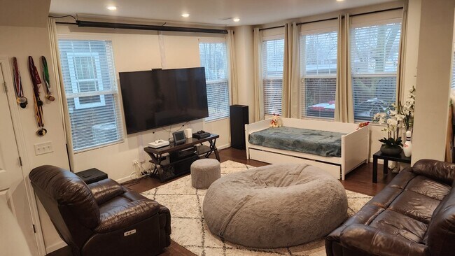 Building Photo - 529 Wolverine Dr