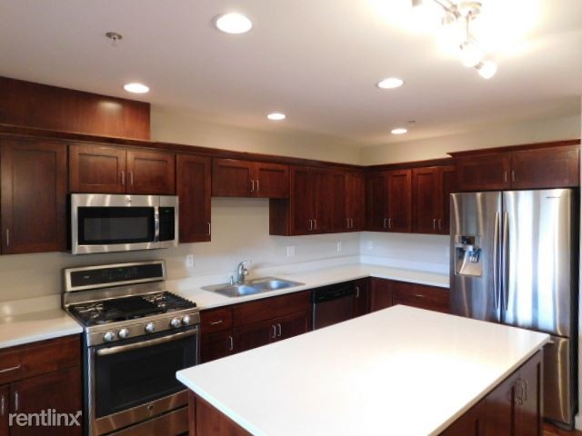 Building Photo - 3 br, 2 bath Condo - 7152 N Burlington Ave