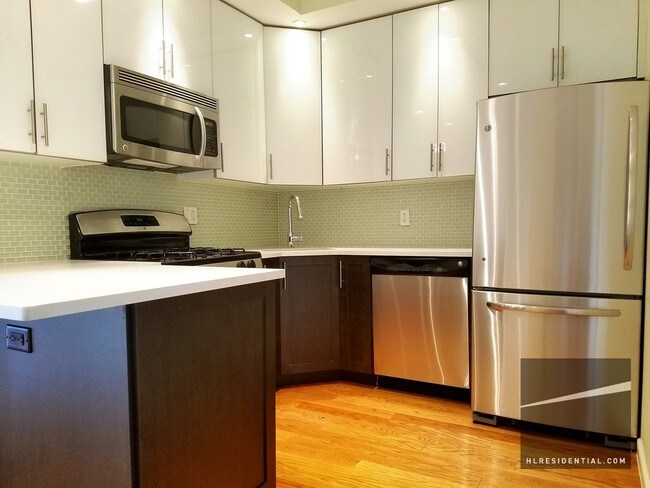 Foto del edificio - 2704 Hoyt Ave S
