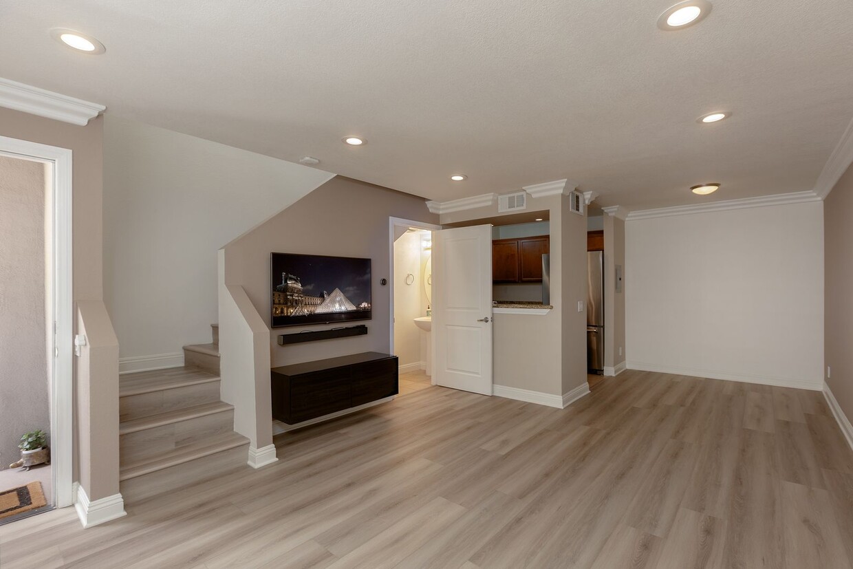 Foto principal - Charming 1-Bedroom Loft-Style Condo with L...