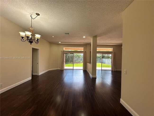 Foto del edificio - 4192 Laurel Ridge Cir