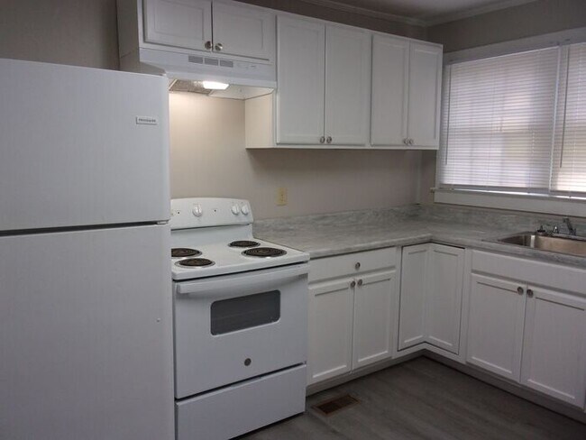 Foto del edificio - Renovated 2 Bedroom 1 1/2 Bath Townhome - ...